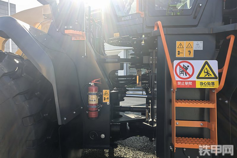 柳工890T装载机整机外观