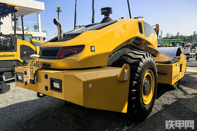 柳工6622E无人驾驶压路机整机外观