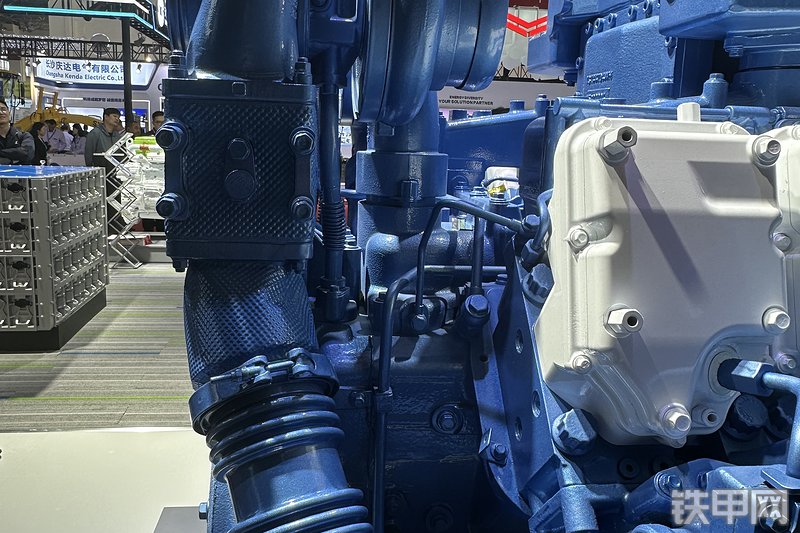 潍柴12M25发动机整机外观