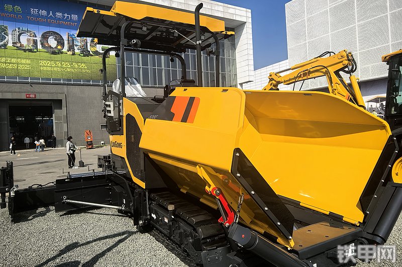 柳工506E沥青摊铺机整机外观