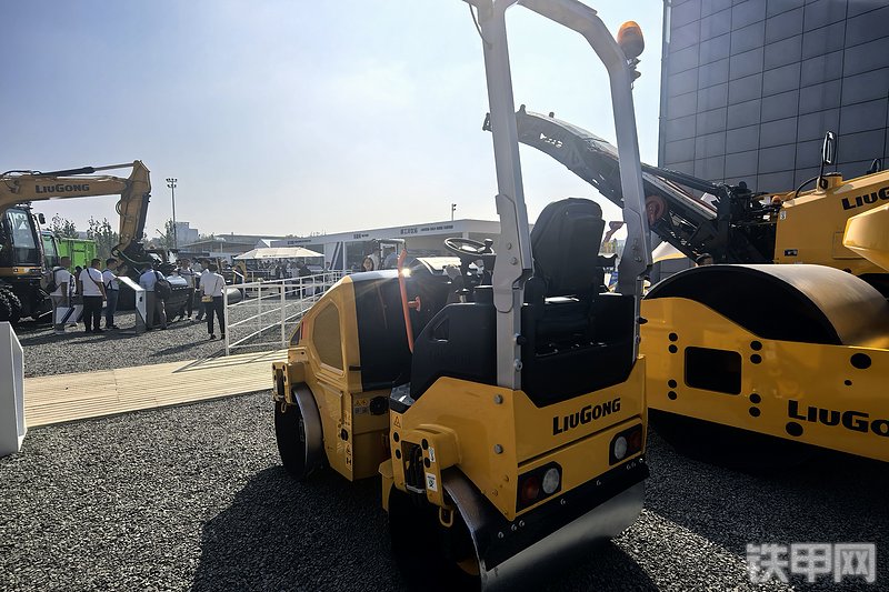 柳工6029F压路机整机外观