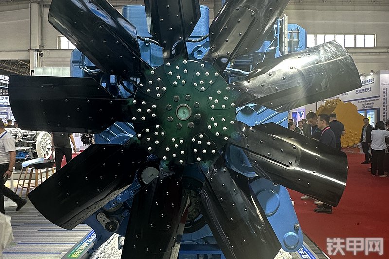 潍柴12M55发动机整机外观