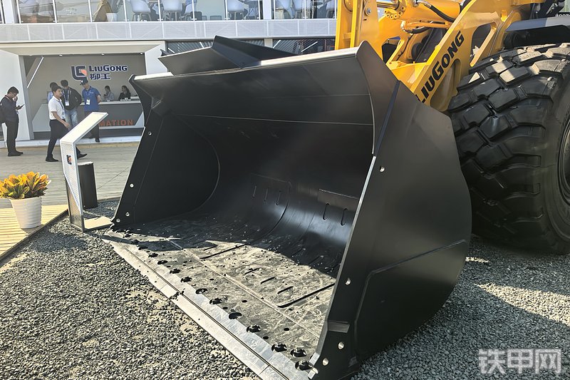 柳工890T装载机整机外观