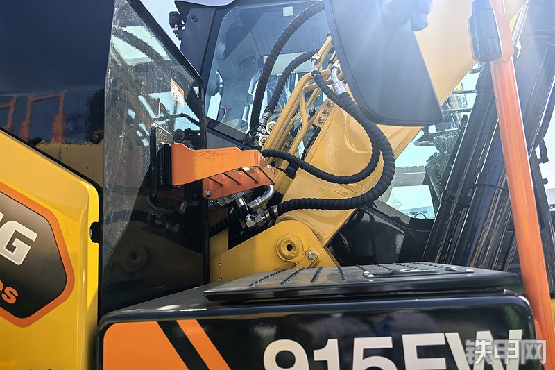 柳工915FW挖掘机整机外观