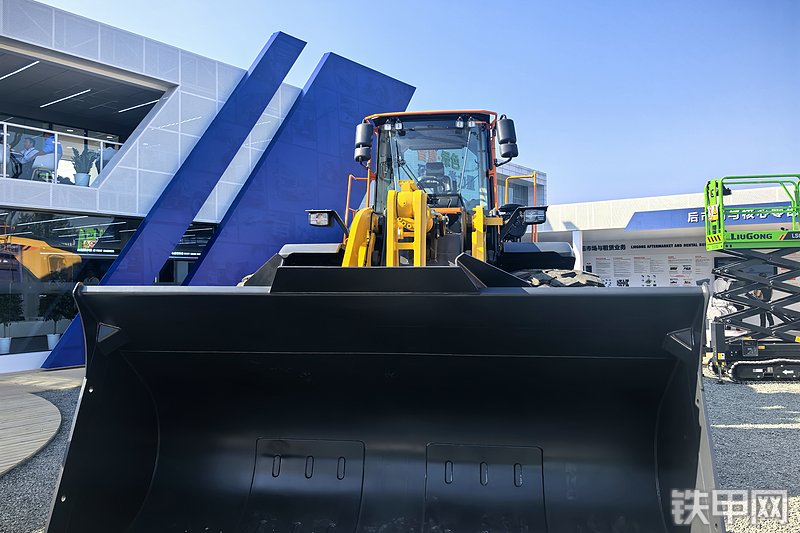 柳工890T装载机整机外观