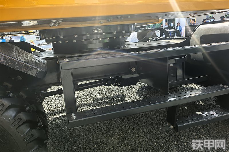 柳工915FW挖掘机整机外观