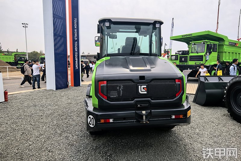 柳工820TE装载机整机外观