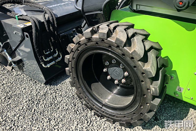 柳工385B-E滑移装载机整机外观