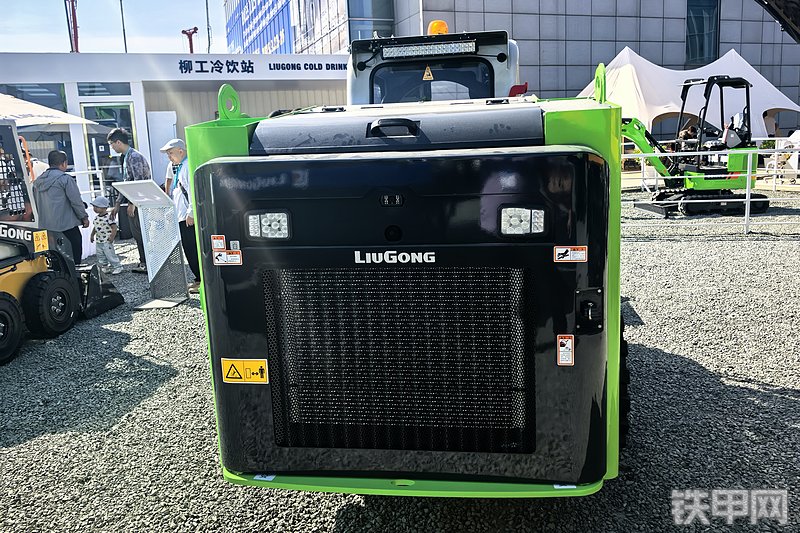 柳工385B-E滑移装载机整机外观