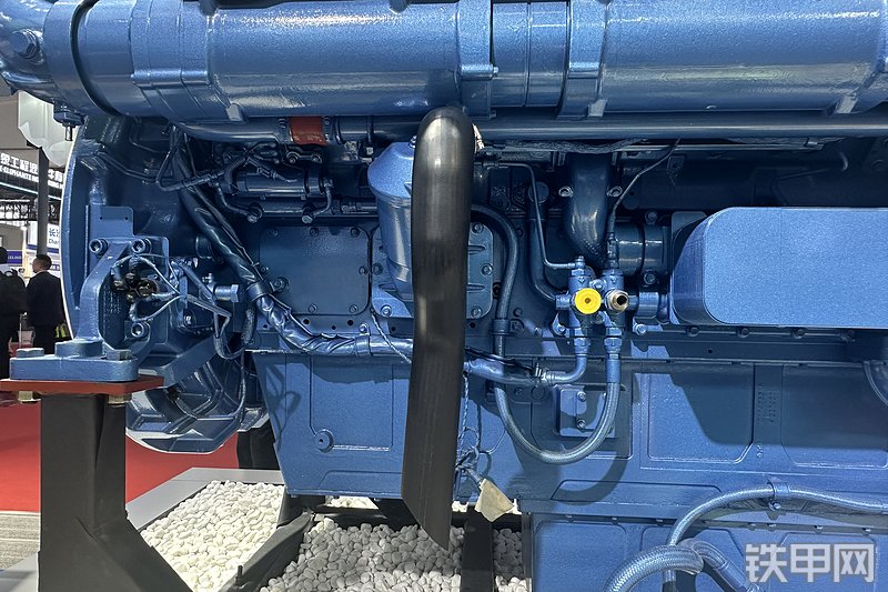 潍柴12M13发动机整机外观