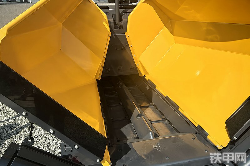 柳工506E沥青摊铺机整机外观