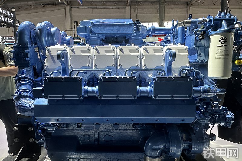 潍柴12M25发动机整机外观