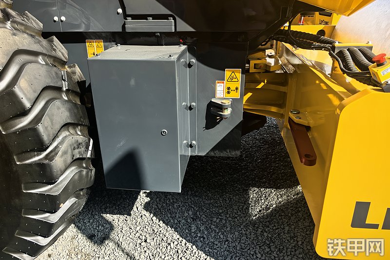 柳工6622E无人驾驶压路机整机外观