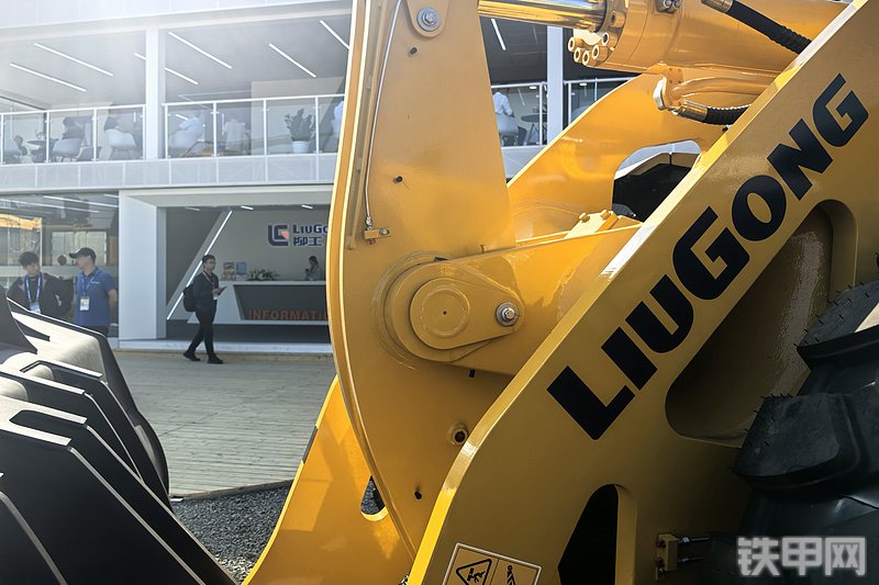 柳工890T装载机整机外观