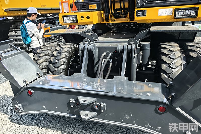 柳工915FW挖掘机整机外观