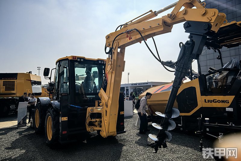 柳工777A-S MAX挖掘装载机整机外观