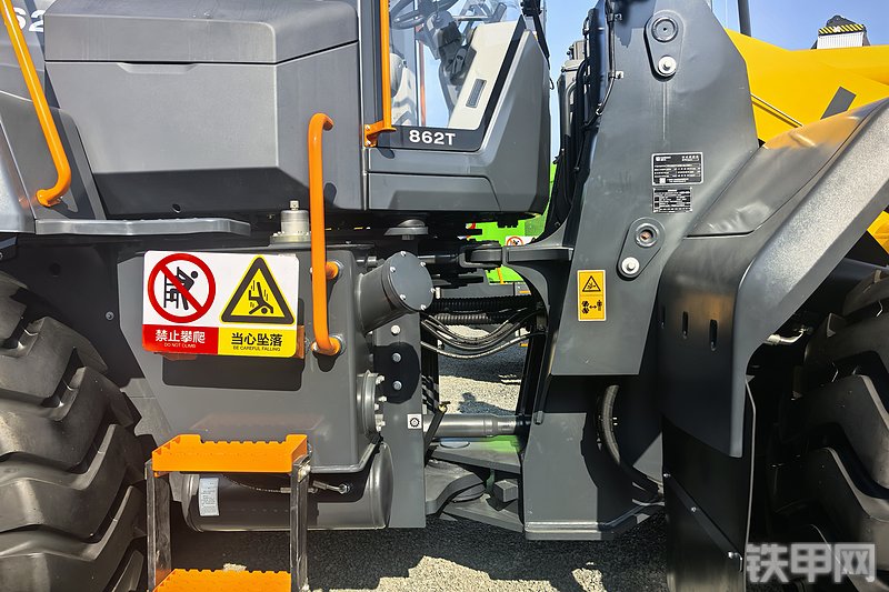 柳工862T装载机整机外观