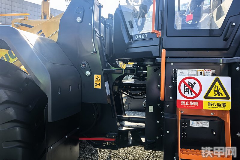 柳工862T装载机整机外观