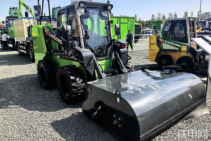 柳工385B-E滑移装载机整机外观