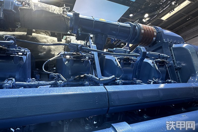 潍柴12M55发动机整机外观