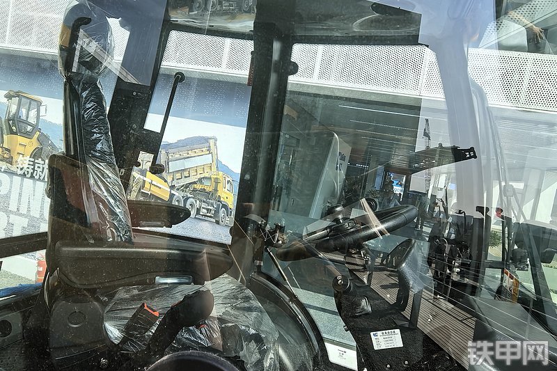 柳工777A-S MAX挖掘装载机整机外观