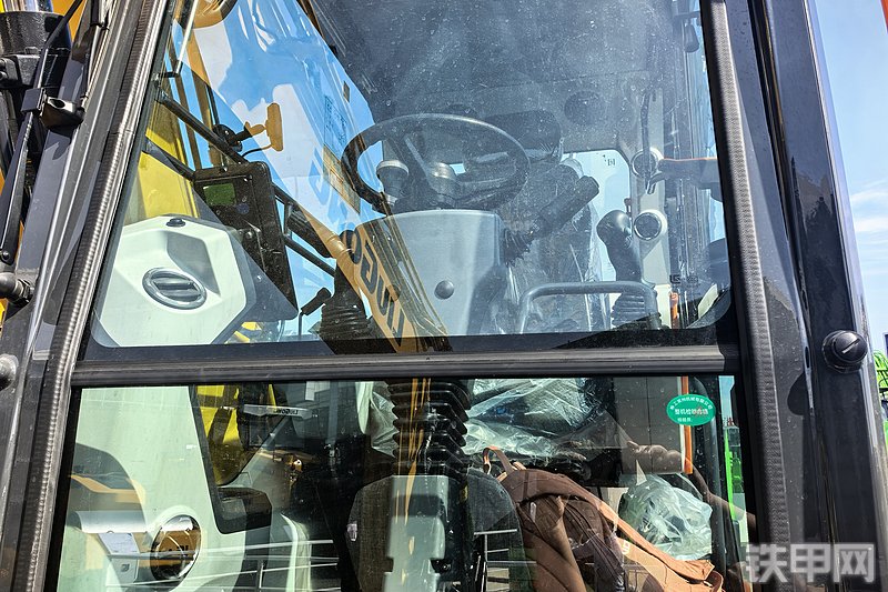 柳工915FW挖掘机整机外观