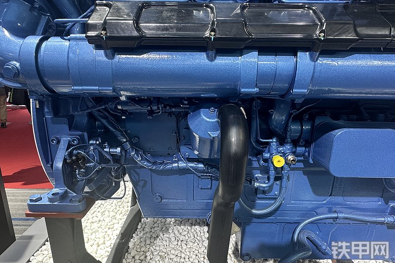 潍柴12M13发动机整机外观