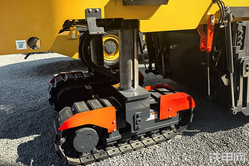 柳工M200E铣刨机整机外观