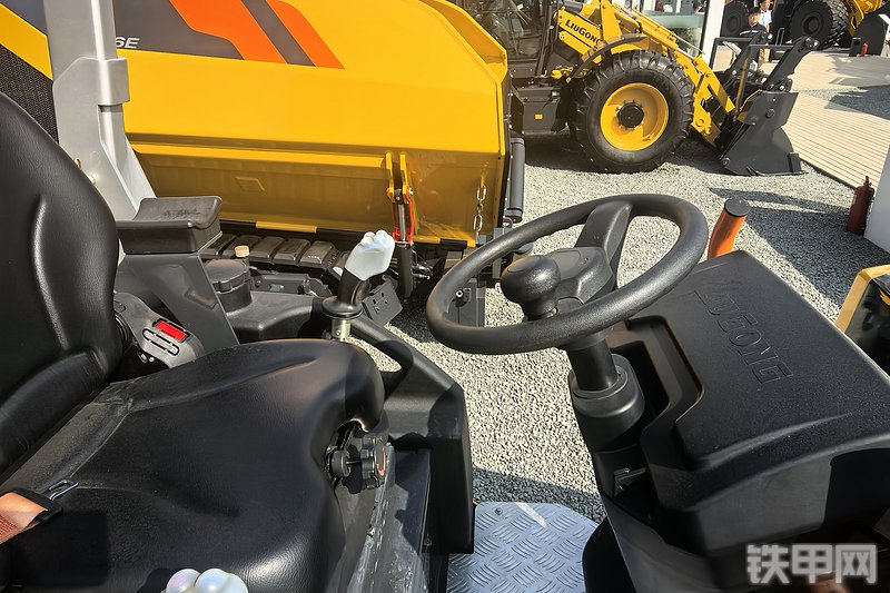 柳工6029F压路机整机外观