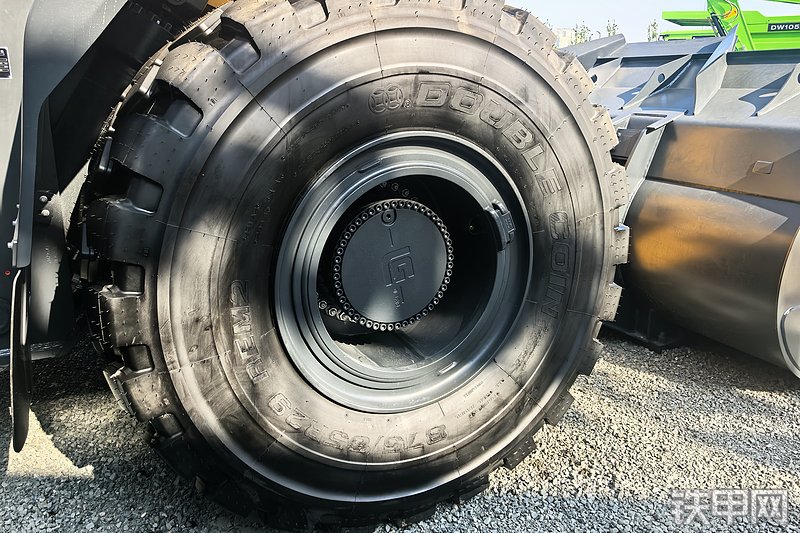柳工890T装载机整机外观