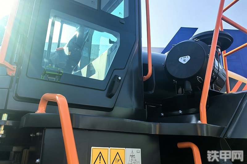 柳工890T装载机整机外观