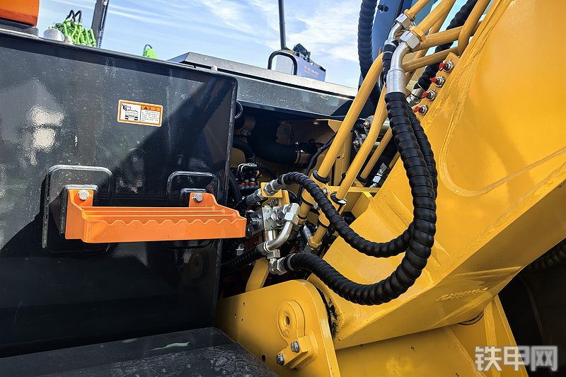 柳工915FW挖掘机整机外观