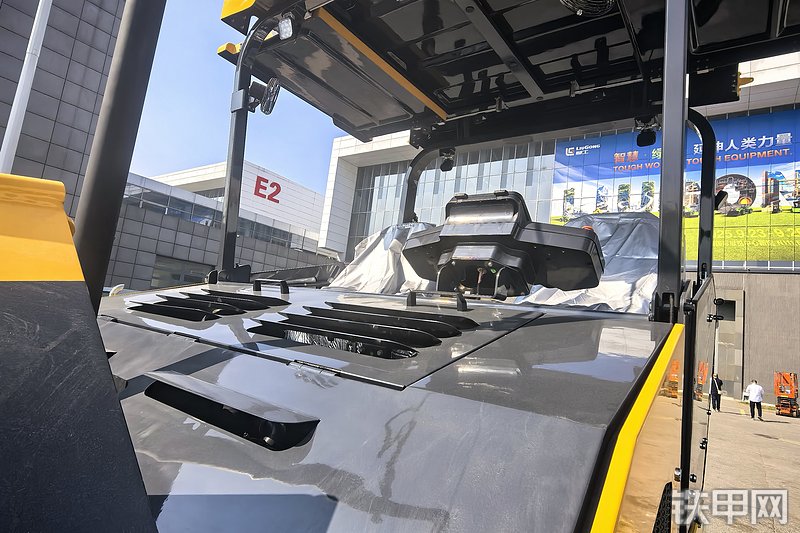 柳工506E沥青摊铺机整机外观