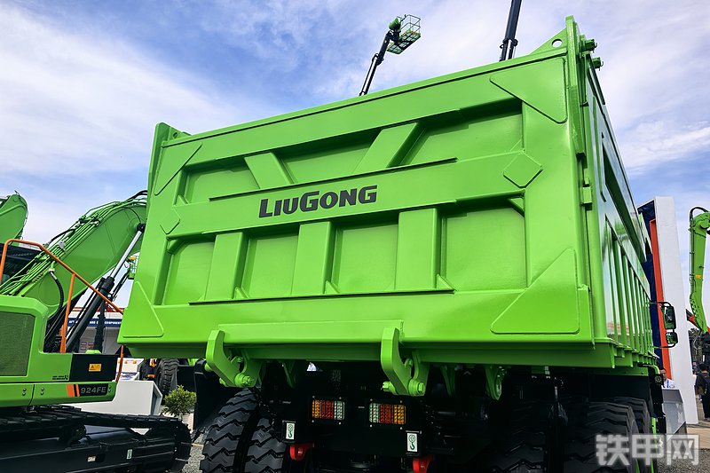 柳工DW105AE非公路自卸车整机外观