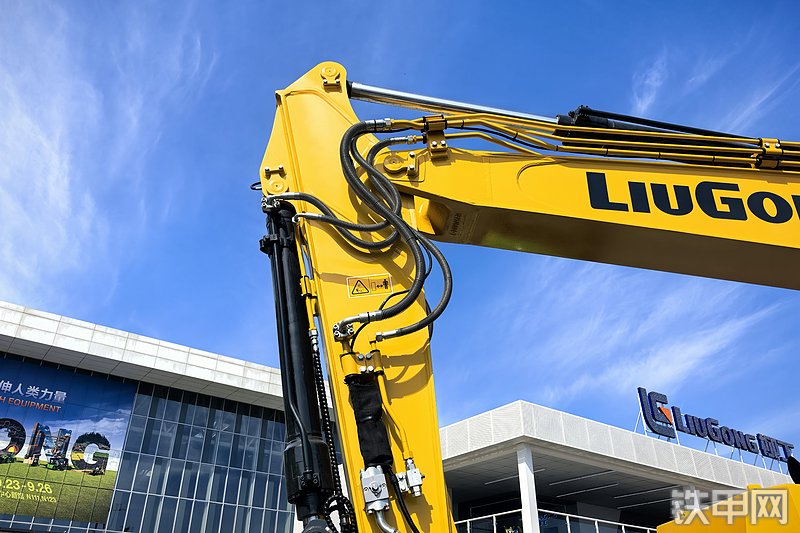 柳工915FW挖掘机整机外观