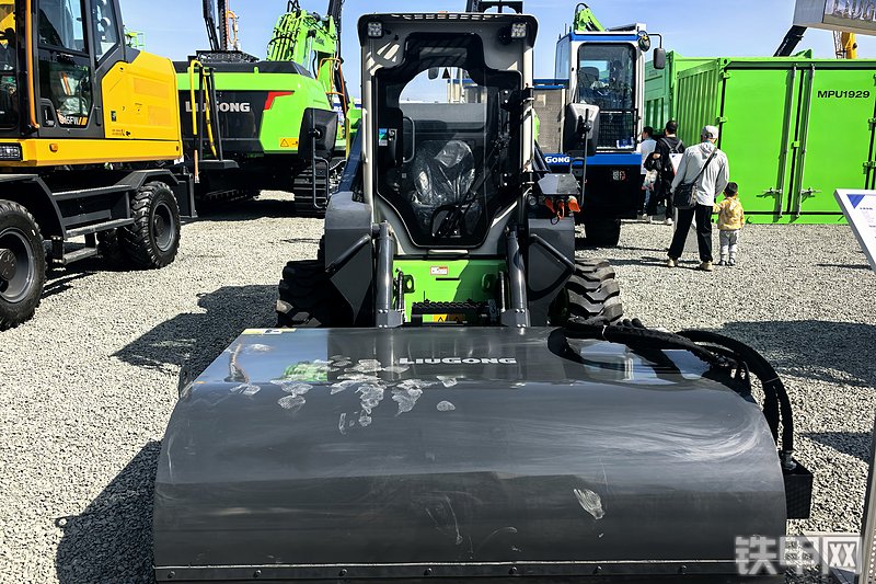 柳工385B-E滑移装载机整机外观