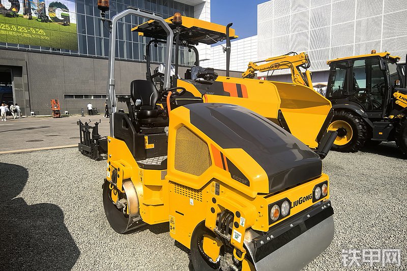 柳工6029F压路机整机外观