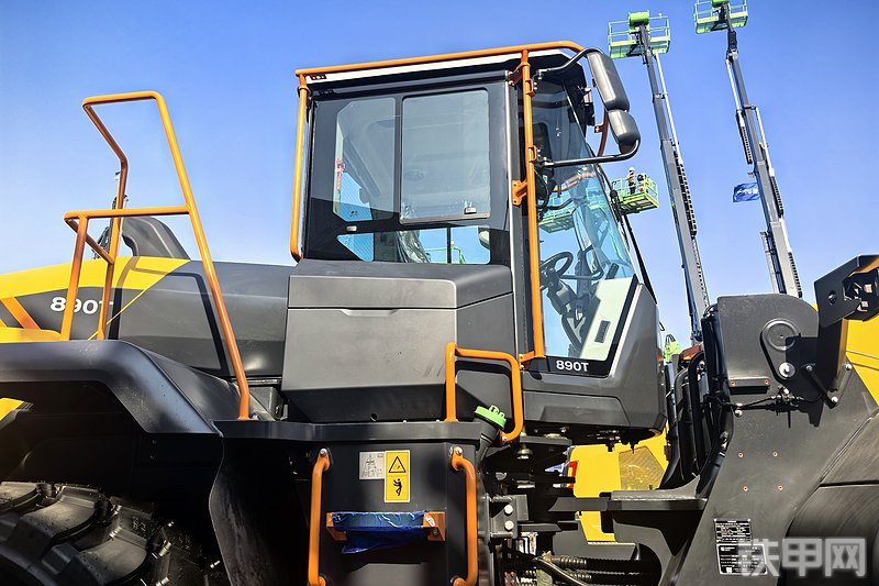 柳工890T装载机整机外观