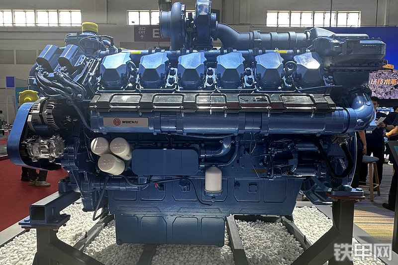 潍柴12M13发动机整机外观