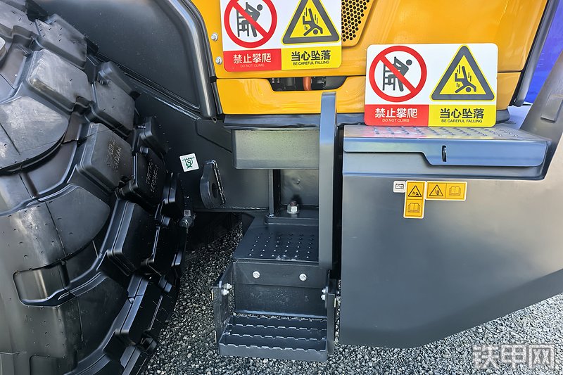 柳工890T装载机整机外观