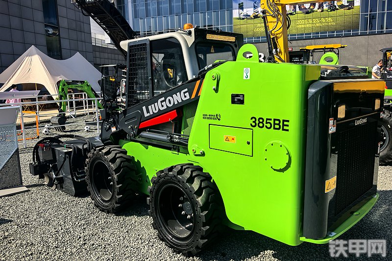柳工385B-E滑移装载机整机外观