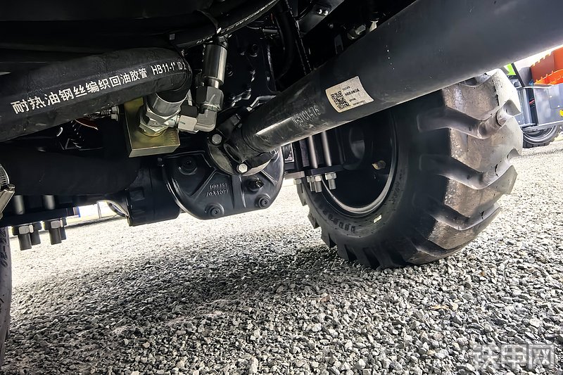 柳工820TE装载机整机外观