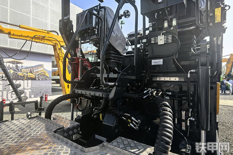 柳工506E沥青摊铺机整机外观