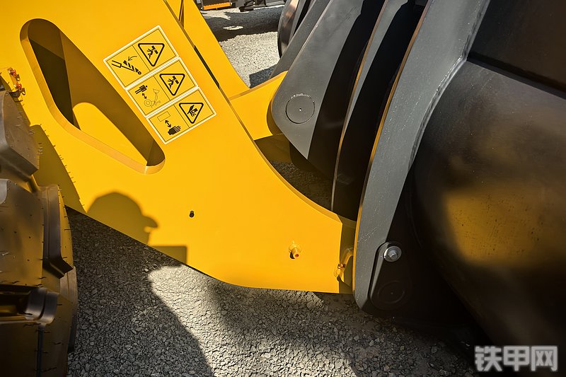 柳工890T装载机整机外观