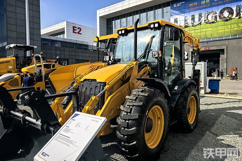 柳工777A-S MAX挖掘装载机整机外观