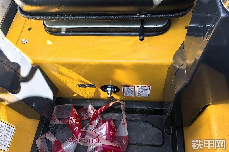 柳工335C滑移装载机整机外观