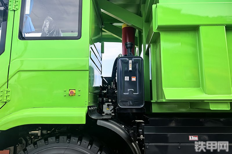 柳工DW105AE非公路自卸车整机外观