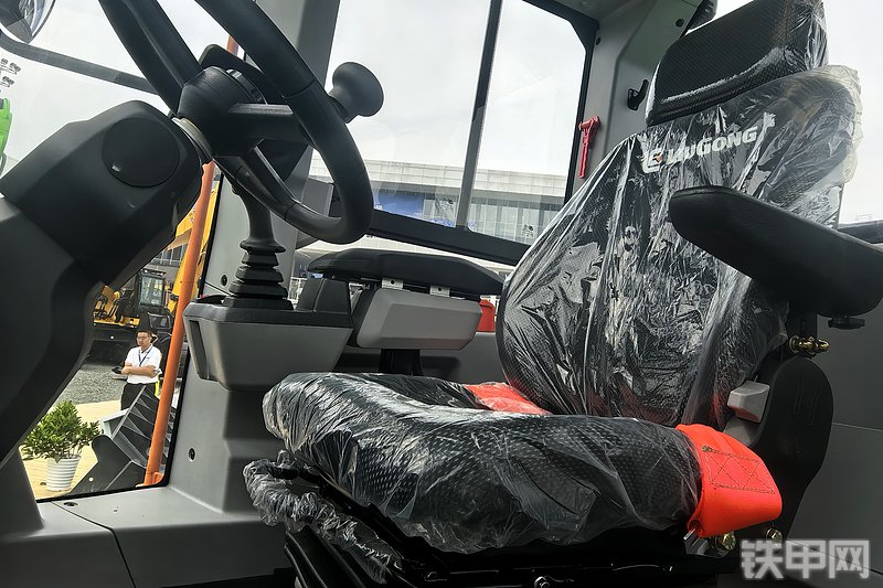 柳工835TE装载机整机外观