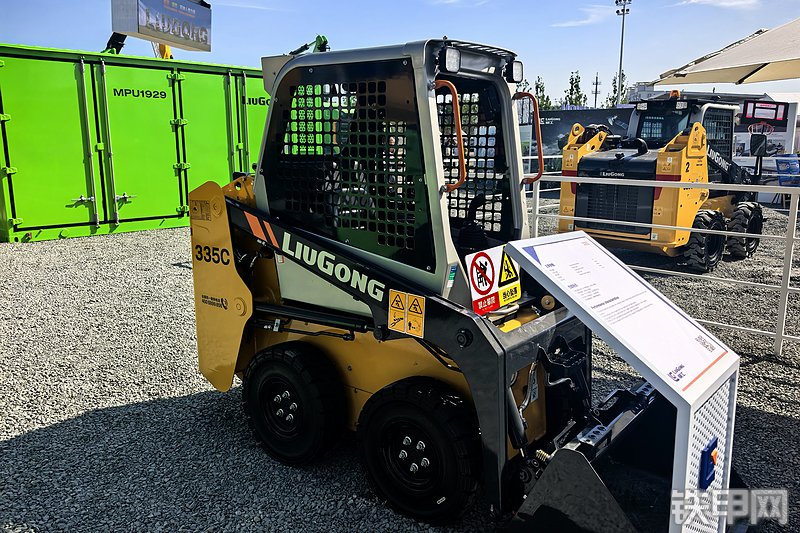 柳工335C滑移装载机整机外观