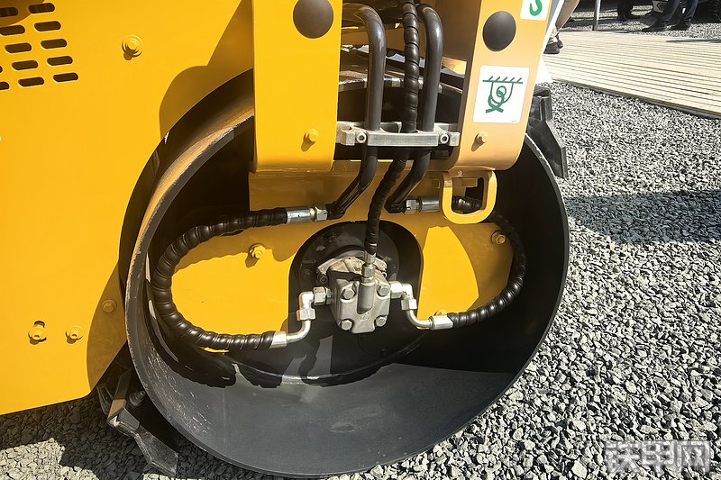 柳工6029F压路机整机外观